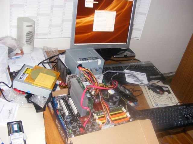 Komputer na stole - cardboardbox computer